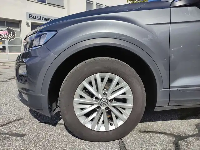 Volkswagen T-Roc view 5