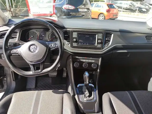 Volkswagen T-Roc view 12