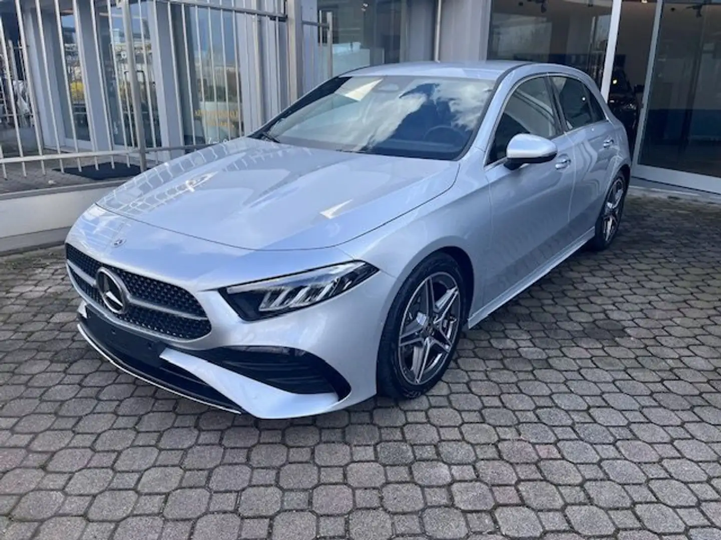 Mercedes-Benz A 200 d AMG Line Premium auto Zilver - 1