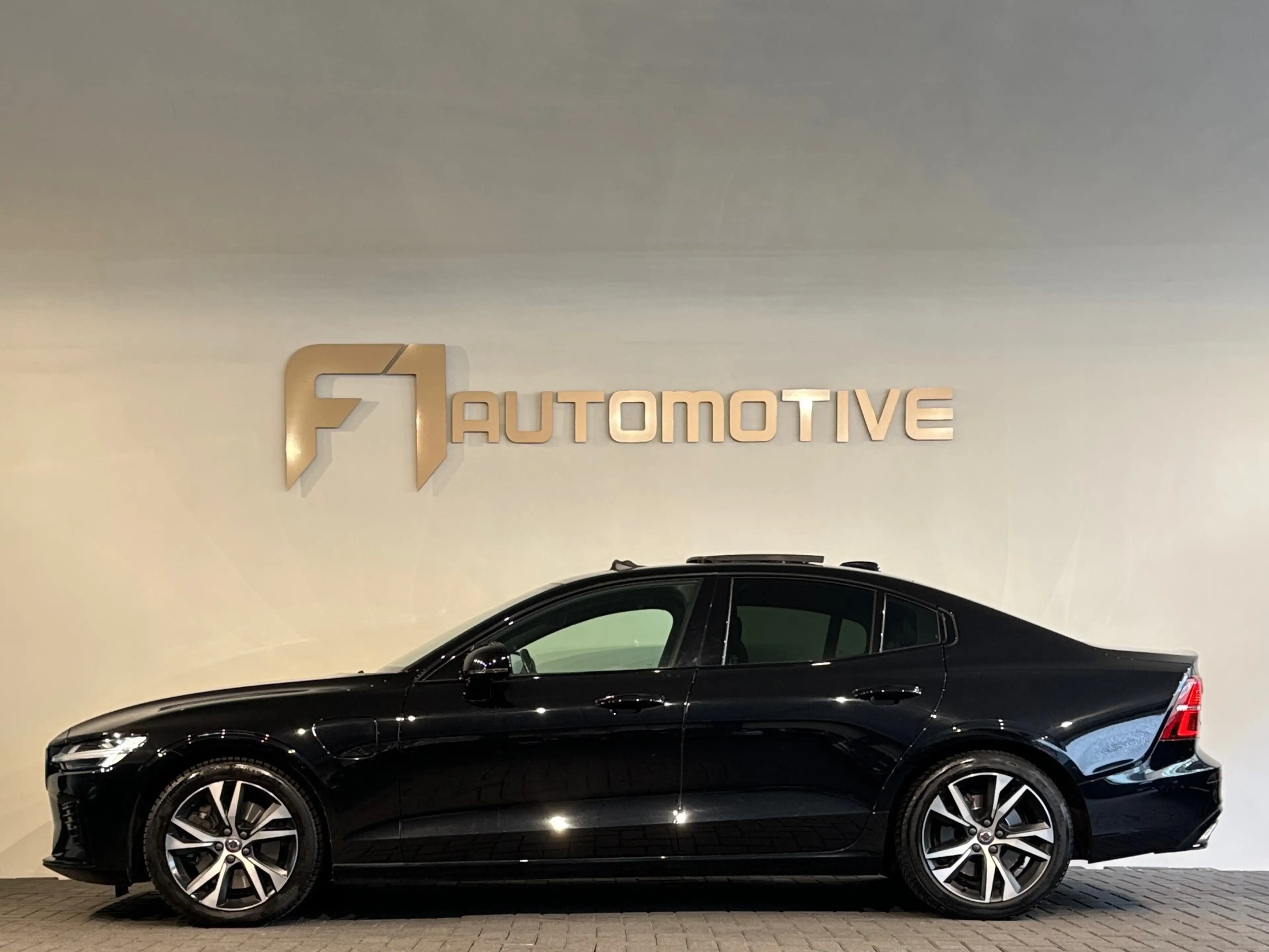 Volvo S60 2.0 T6 AWD Twin Engine R-Design Pano|Memory|Camera — photo 12