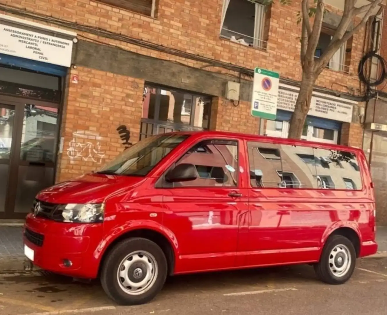 Volkswagen T5 Transporter NACIONAL - NO IMPORTADA - SIN ADBLUE - Rojo - 1