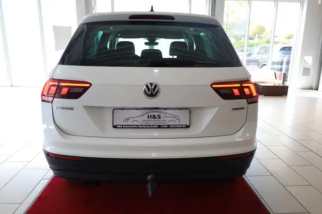 Volkswagen Tiguan view 4
