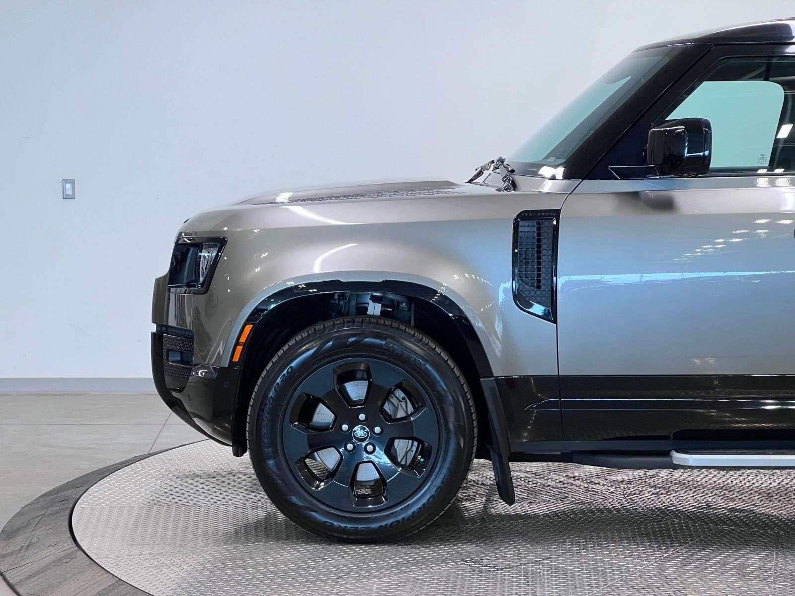 2023 Land Rover Defender 110 X-DYNAMIC SE AWD alt 4
