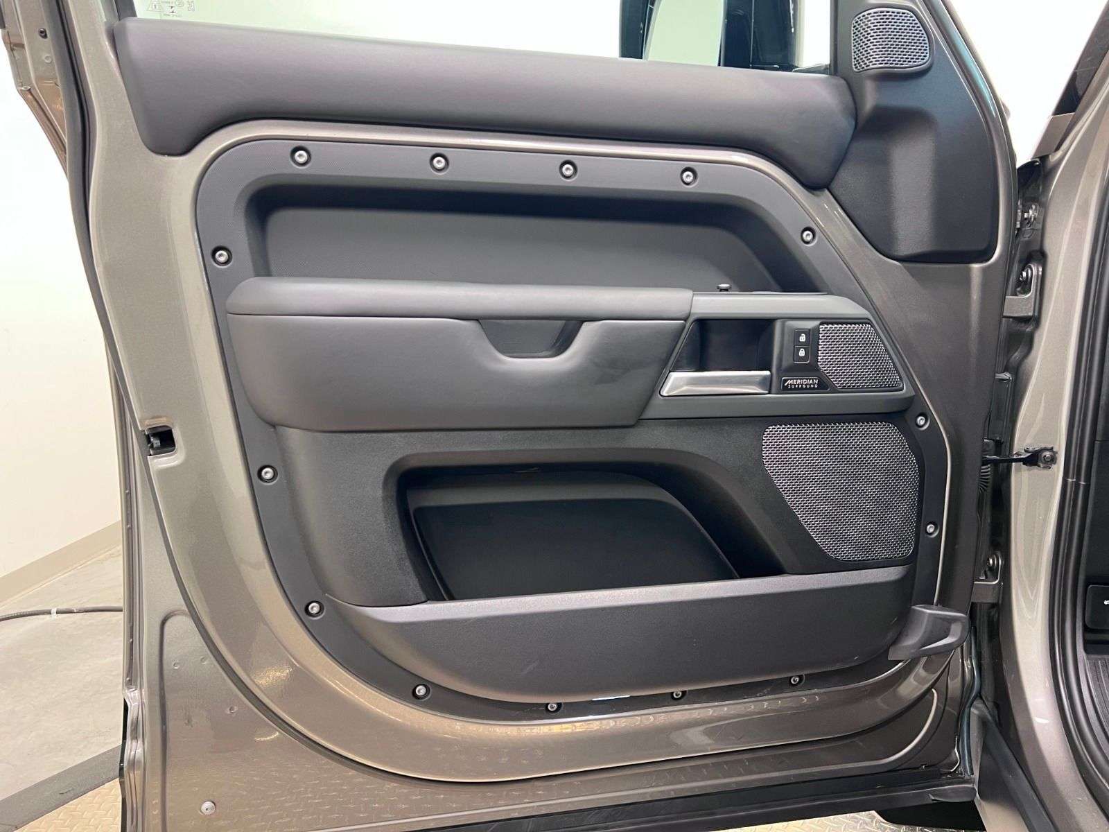 2023 Land Rover Defender 110 X-DYNAMIC SE AWD thumb 25