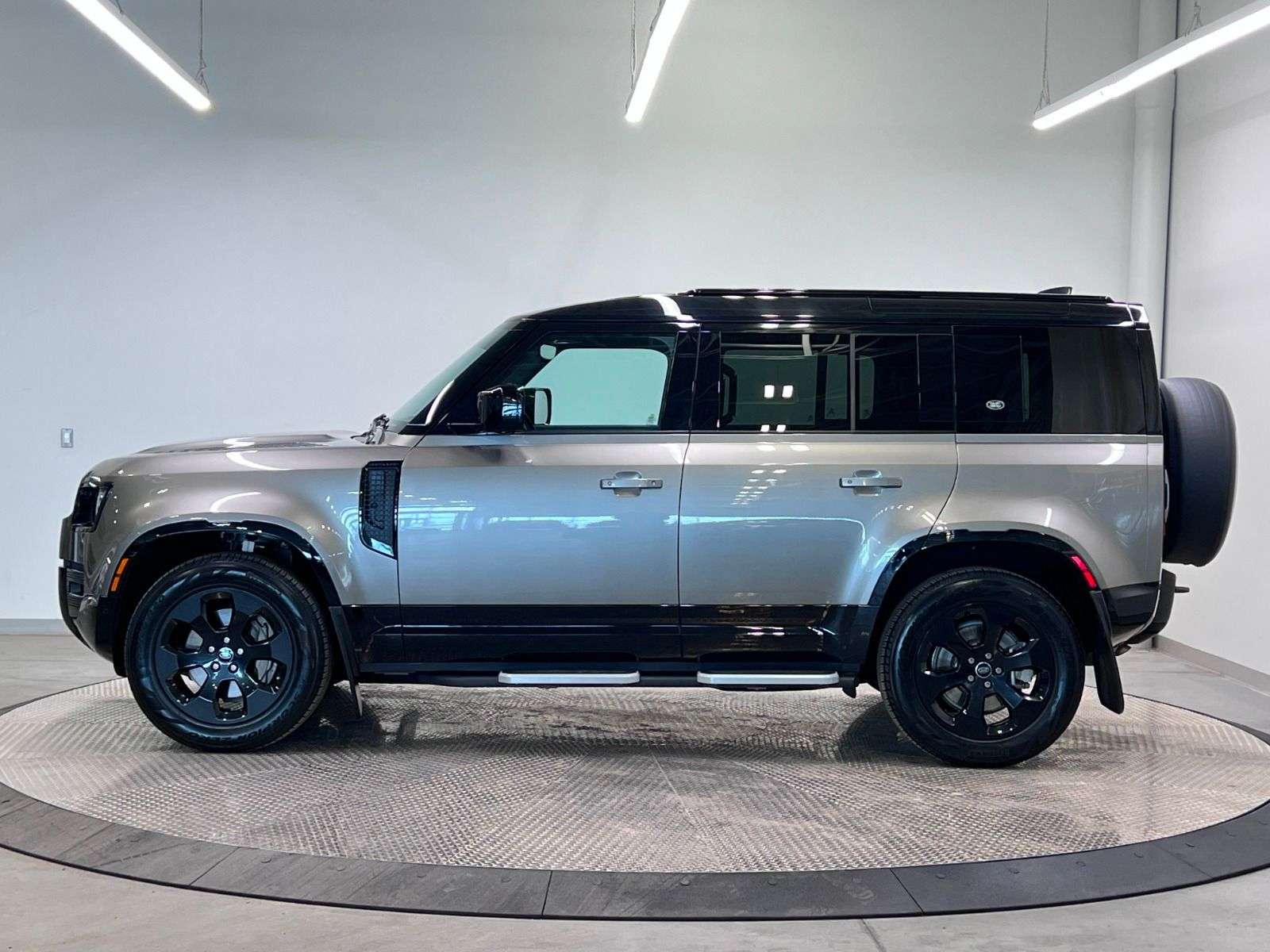 2023 Land Rover Defender 110 X-DYNAMIC SE AWD alt 3