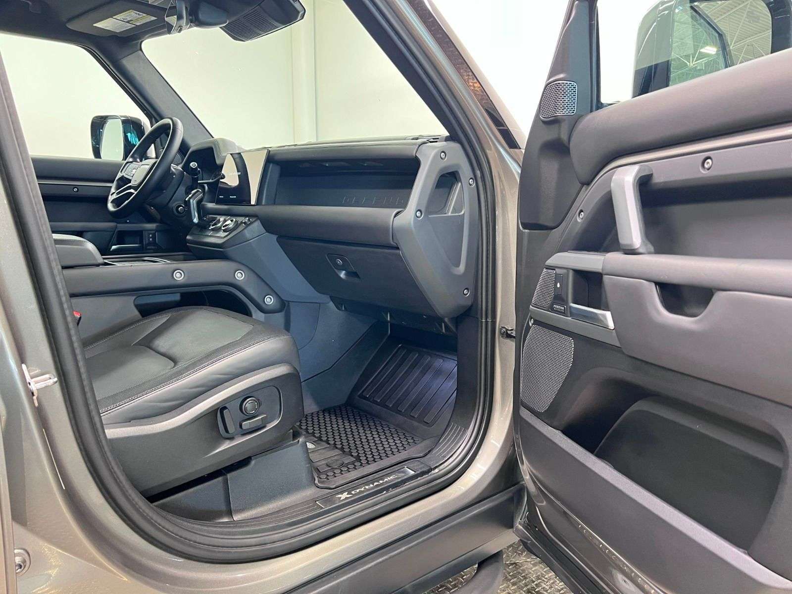 2023 Land Rover Defender 110 X-DYNAMIC SE AWD thumb 34