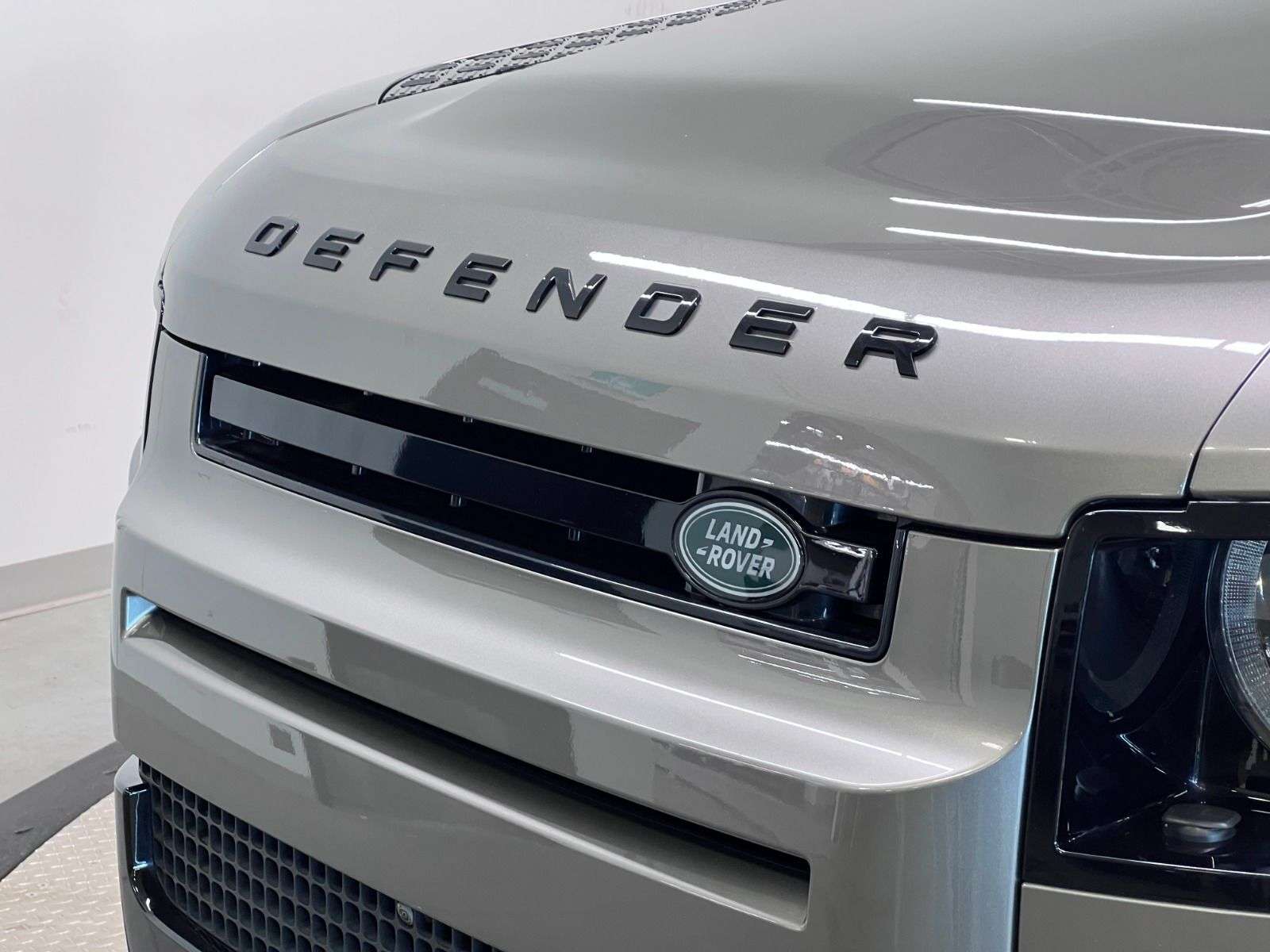 2023 Land Rover Defender 110 X-DYNAMIC SE AWD thumb 7