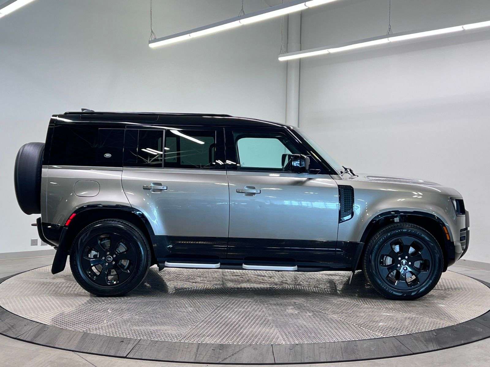2023 Land Rover Defender 110 X-DYNAMIC SE AWD thumb 8
