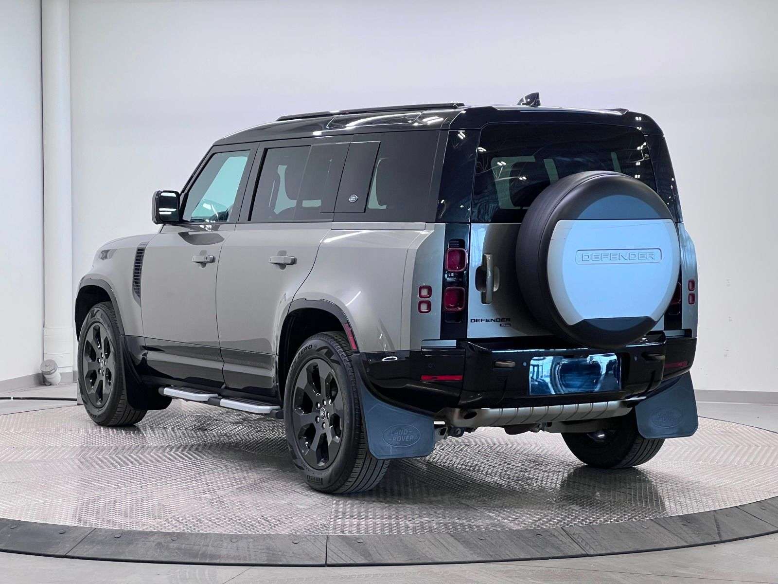 2023 Land Rover Defender 110 X-DYNAMIC SE AWD thumb 9
