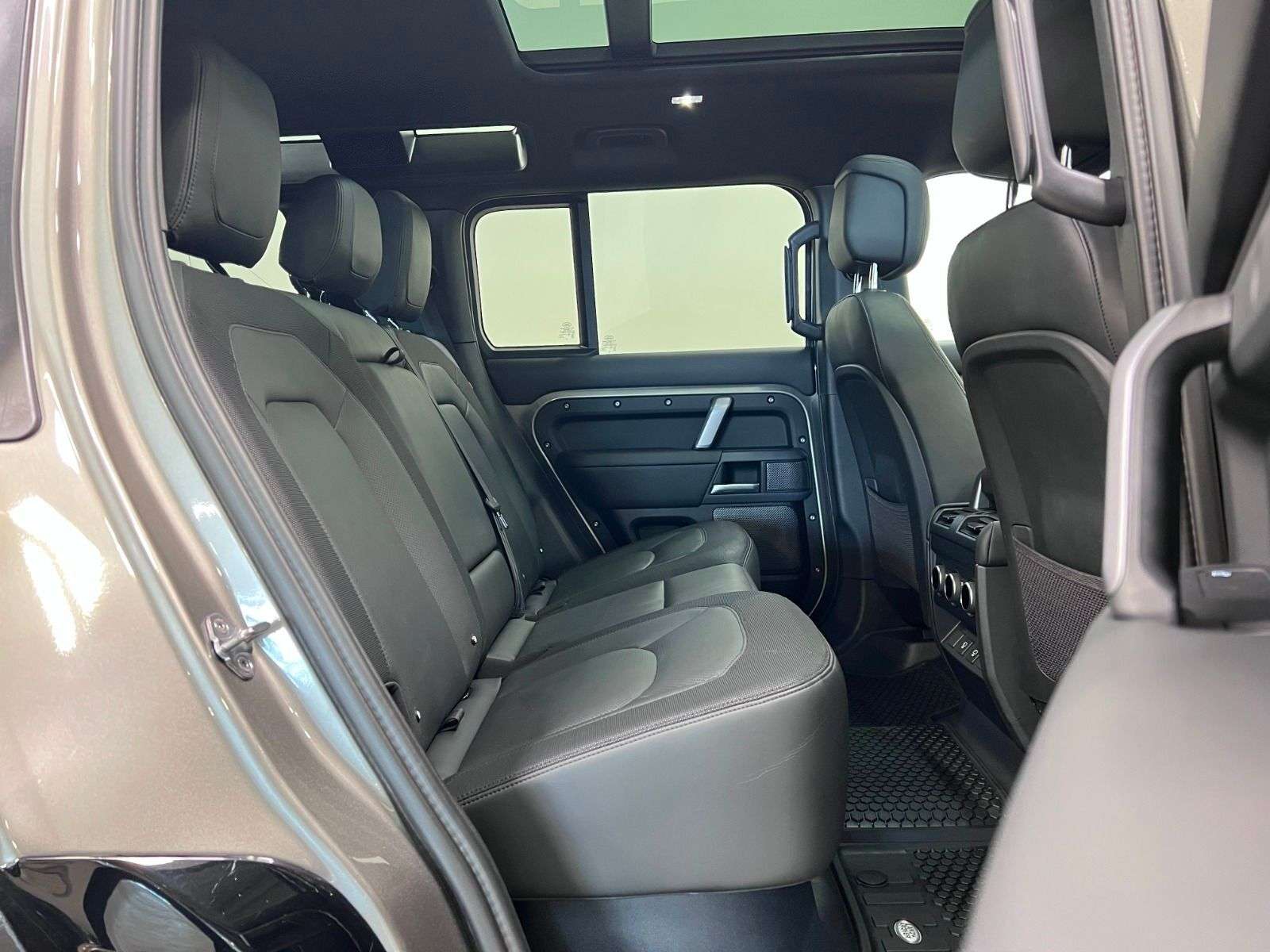 2023 Land Rover Defender 110 X-DYNAMIC SE AWD thumb 33