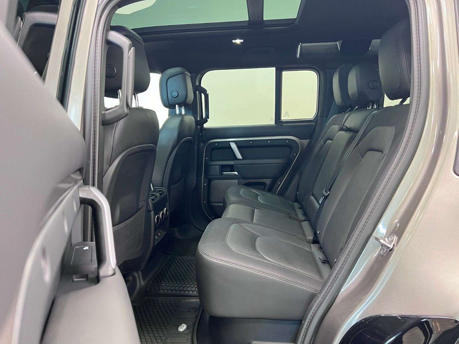 2023 Land Rover Defender 110 X-DYNAMIC SE AWD thumb 32