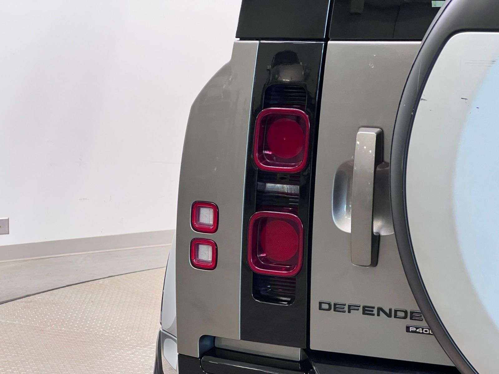 2023 Land Rover Defender 110 X-DYNAMIC SE AWD thumb 12