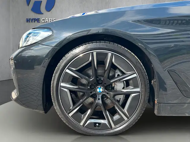 BMW 5 Series view 10