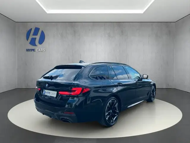 BMW 5 Series view 4