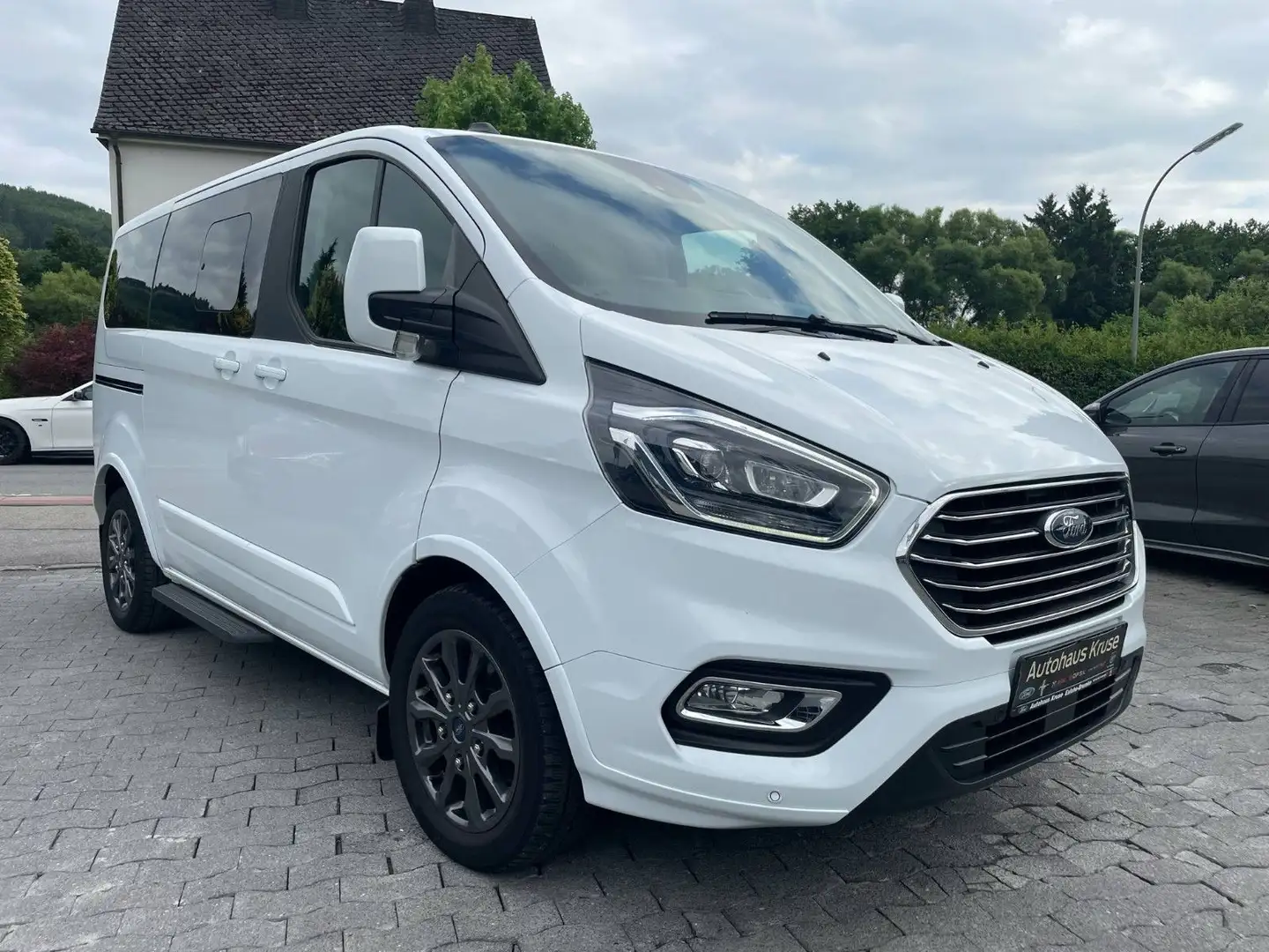Ford Tourneo Custom Kombi 2.0 l TDCi Mild Hybrid320L1 Titanium Weiß - 2