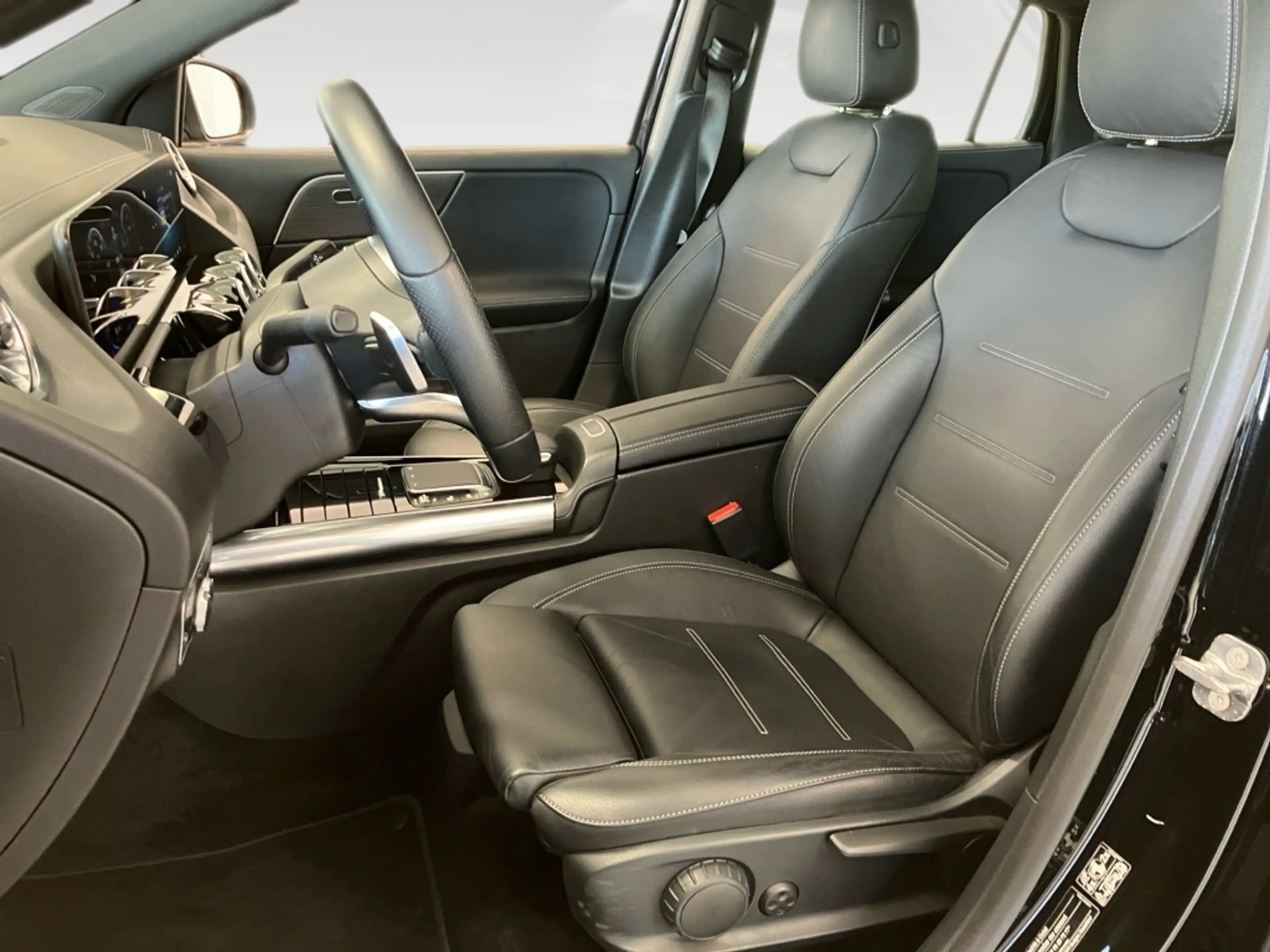 Mercedes-Benz GLA 220 d 4M AMG-Line+AHK+DISTRON+HUP+KEYLESS-GO — photo 11