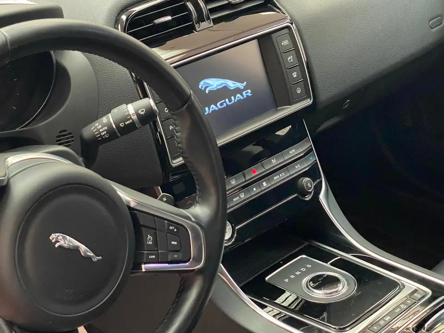 Jaguar XE 2.0d i4 Prestige 180cv auto my19 Nero - 2