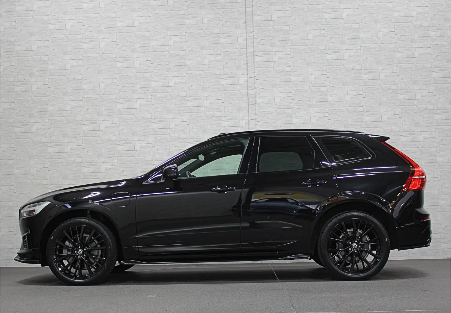 Volvo XC60 T8 391pk AWD R-Design Plus Pack | Panorama | ACC | Schwarz - 2