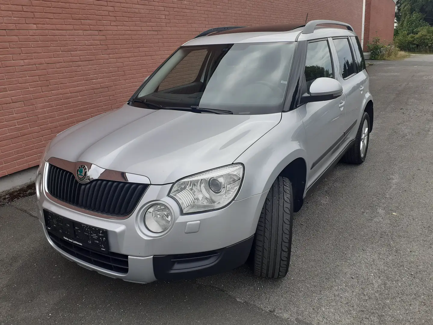Skoda Yeti Yeti 2.0 TDI 140 PS Elegance 4x4 mit abnehmb. AHK Silber - 1