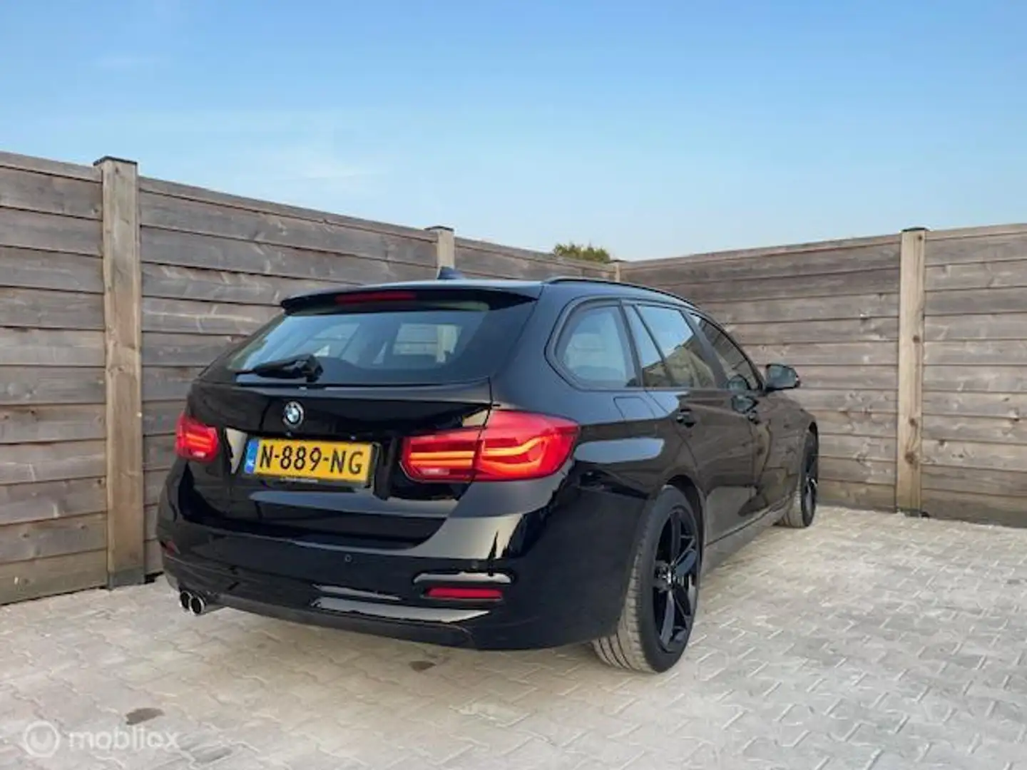 BMW 320 3-serie Touring 320i High Executive Led-Navi Zwart - 2