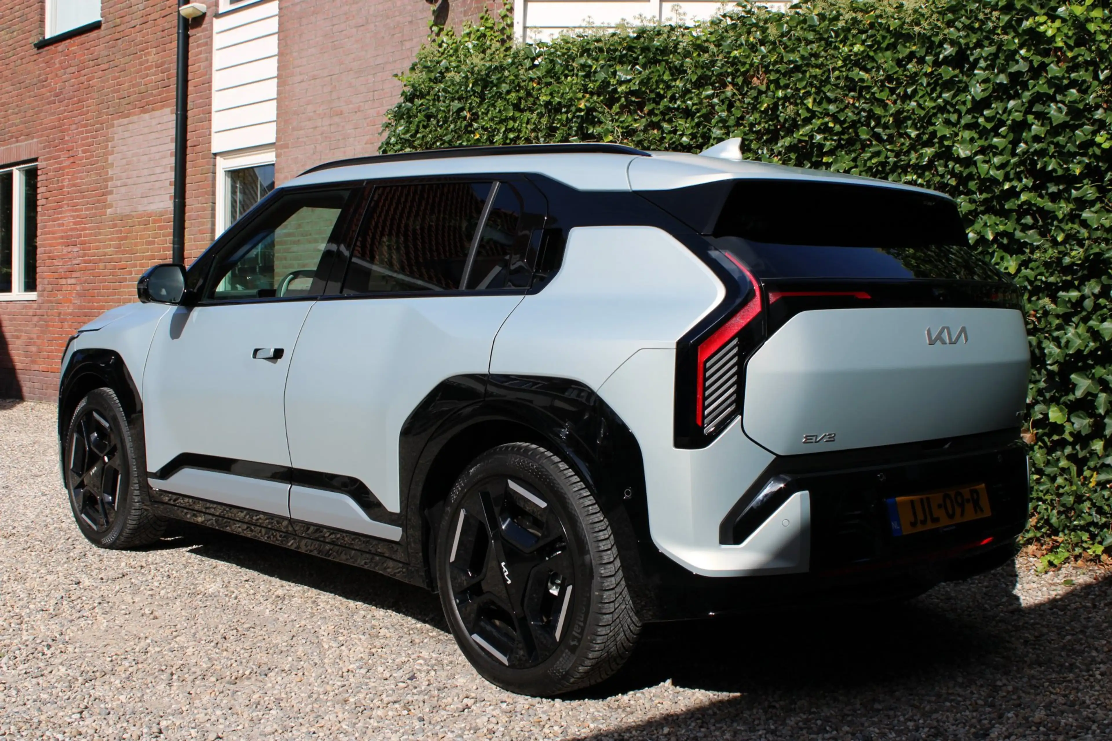 Kia EV3 GT-PlusLine 81.4 kWh | 895KM!! | Full options | Or — photo 2