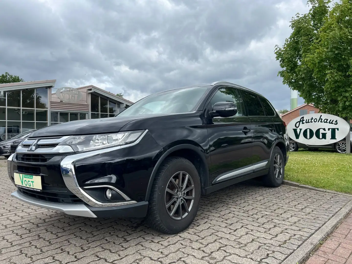 Mitsubishi Outlander Edition 100 2WD 2.0 SHZ/KAMERA/TEMP Schwarz - 1