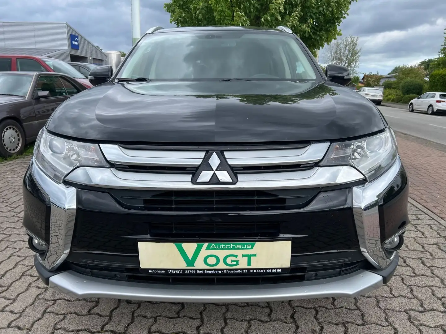 Mitsubishi Outlander Edition 100 2WD 2.0 SHZ/KAMERA/TEMP Schwarz - 2