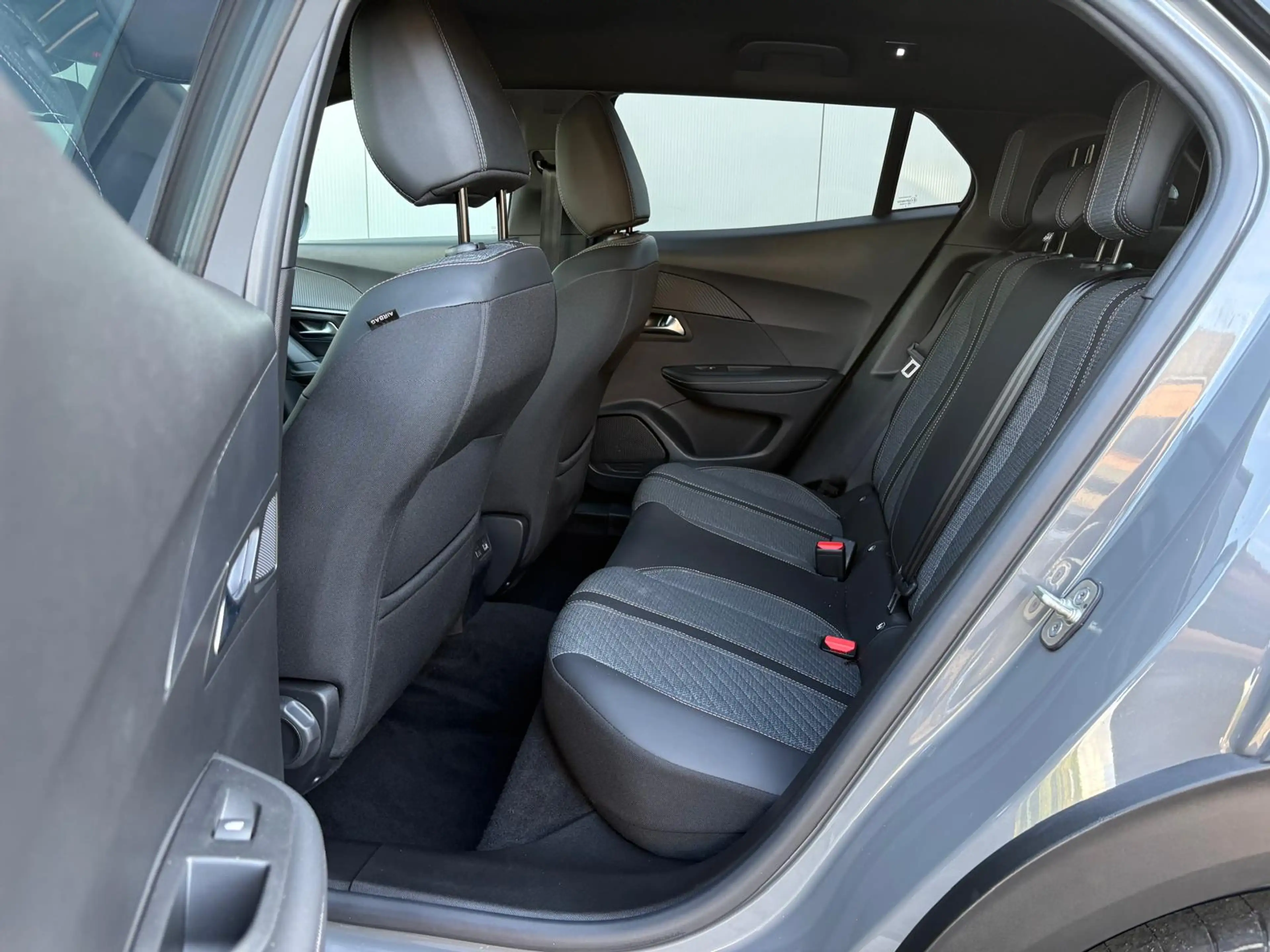 Peugeot e-2008 EV Allure 54 kWh Parkeerhulp/Carplay-Android-auto/ — photo 12