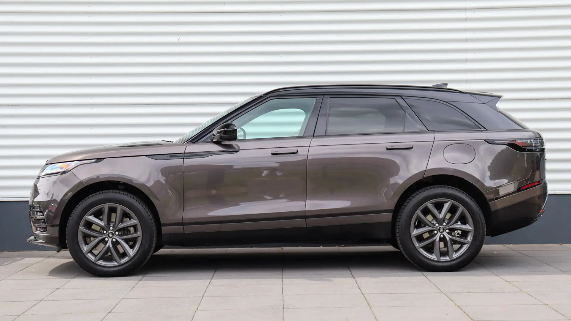Land Rover Range Rover Velar 2.0 P400e R-Dynamic SE | Meridian | Panoramadak | Grijs - 2