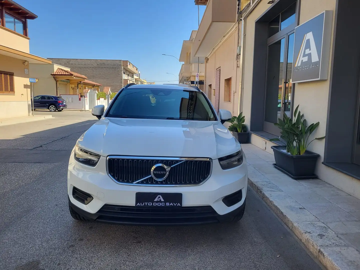 Volvo XC40 D3 150 Cv AWD Geartronic+Retrocamera+Cerchi Black. Bianco - 2