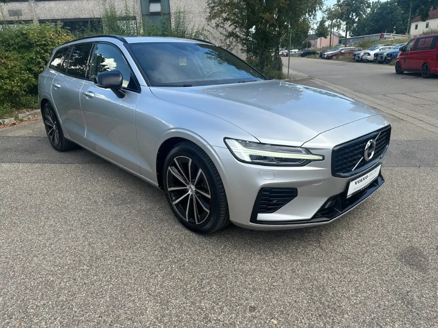 Volvo V60 R Design Recharge Plug-In Hybrid AWD T6 Twin Engin Silber - 2