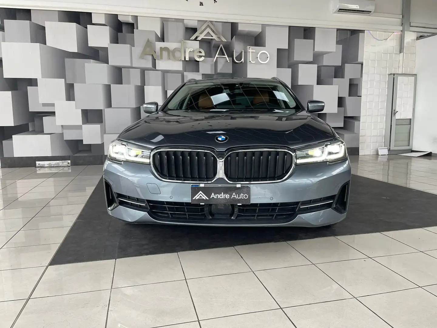 BMW 520 520d Touring mhev 48V xdrive Business auto Gris - 1