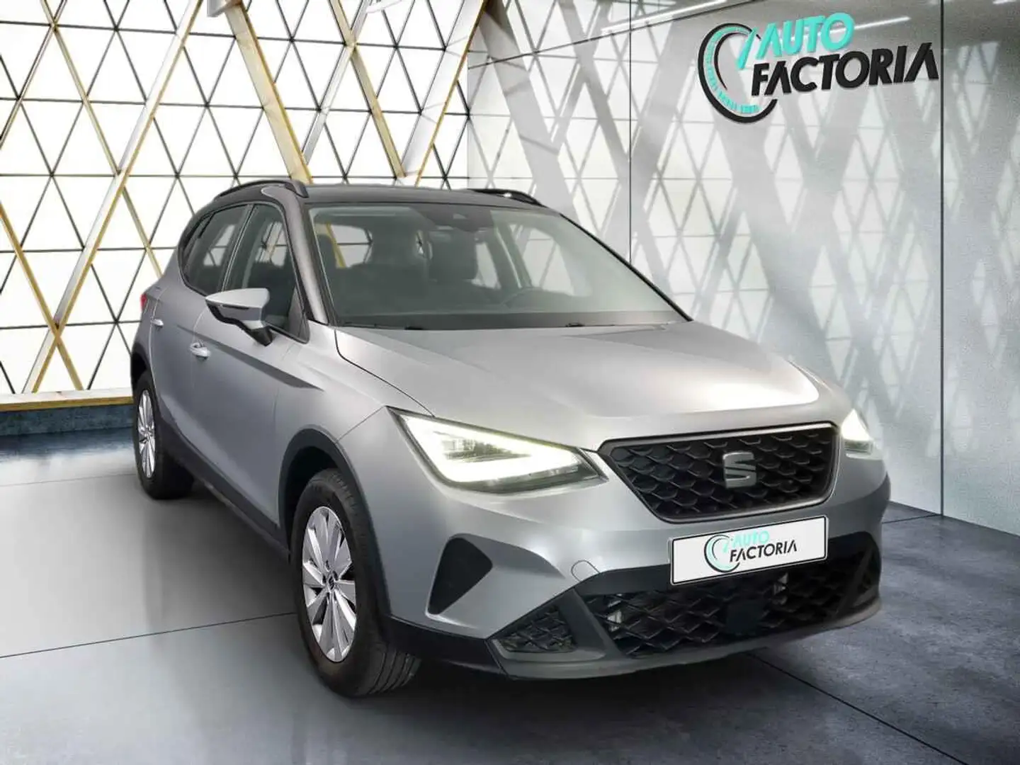 SEAT Arona -31% 1.0 TSI 110cv +GPS+RADAR+FULL LED+Options Silber - 2
