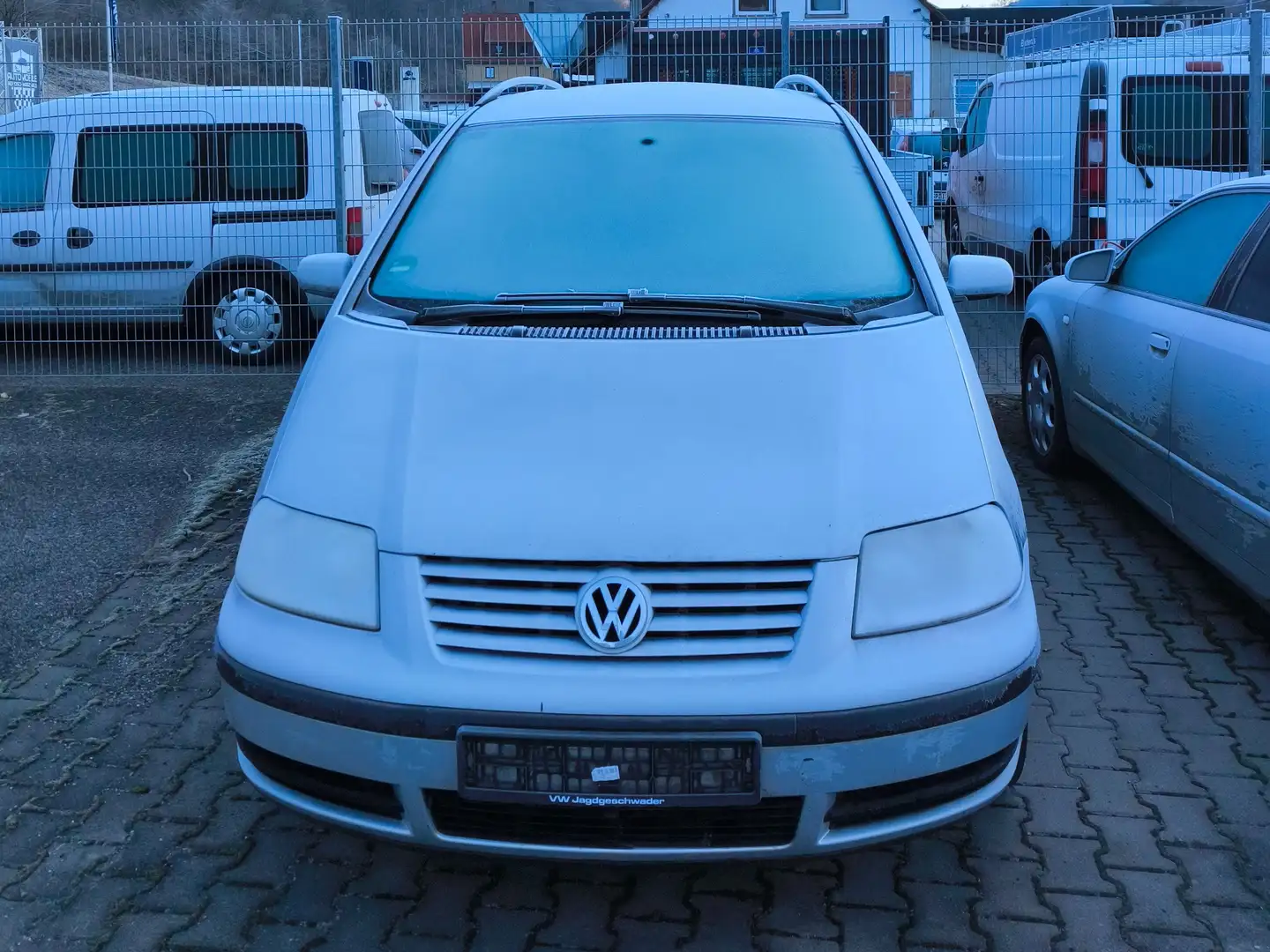 Volkswagen Sharan 1.9 TDI Comfortline Family 1 Hand Silber - 2