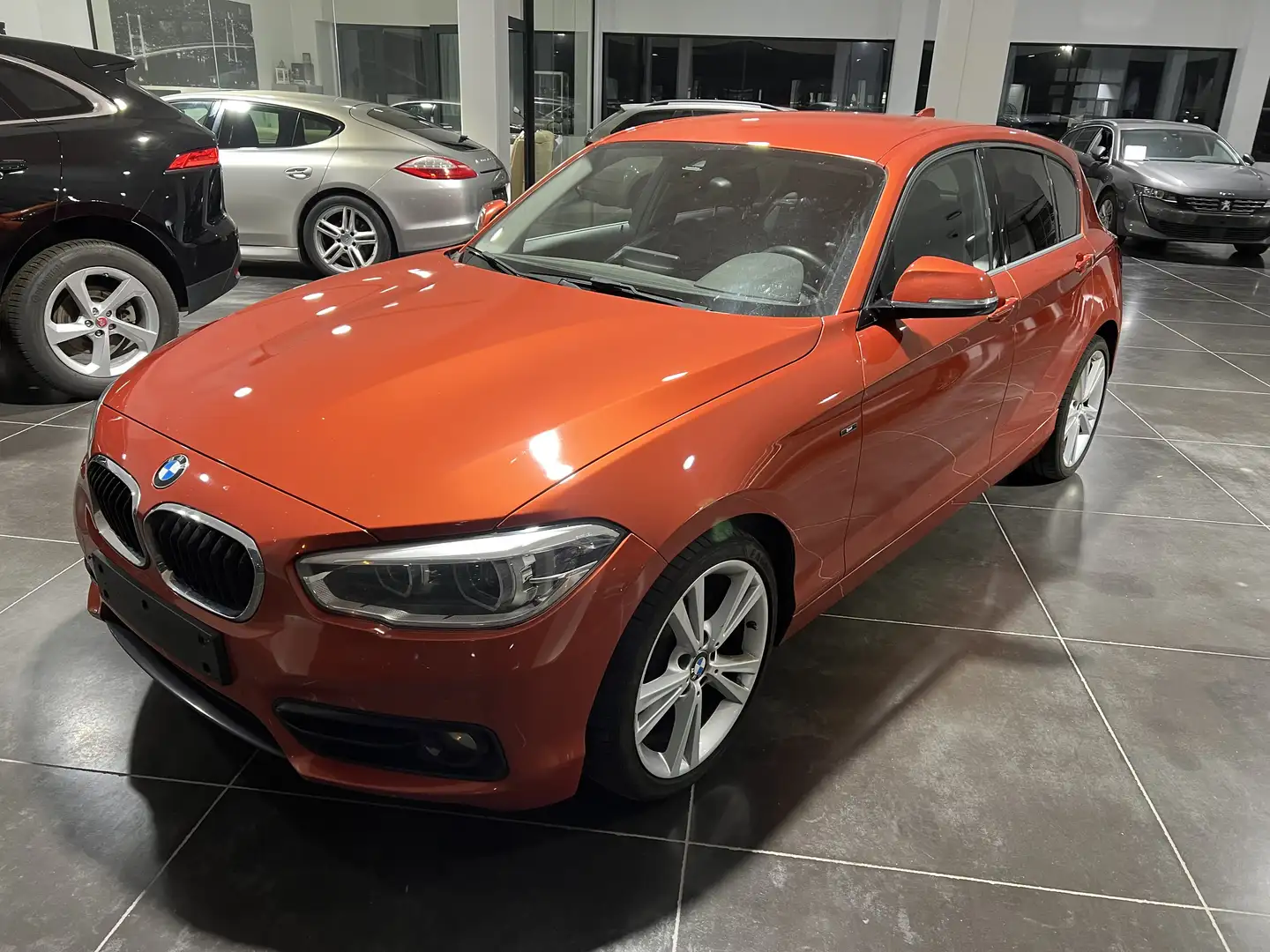 BMW 118 118d Sport Line speciaal kleur leder navi Orange - 1