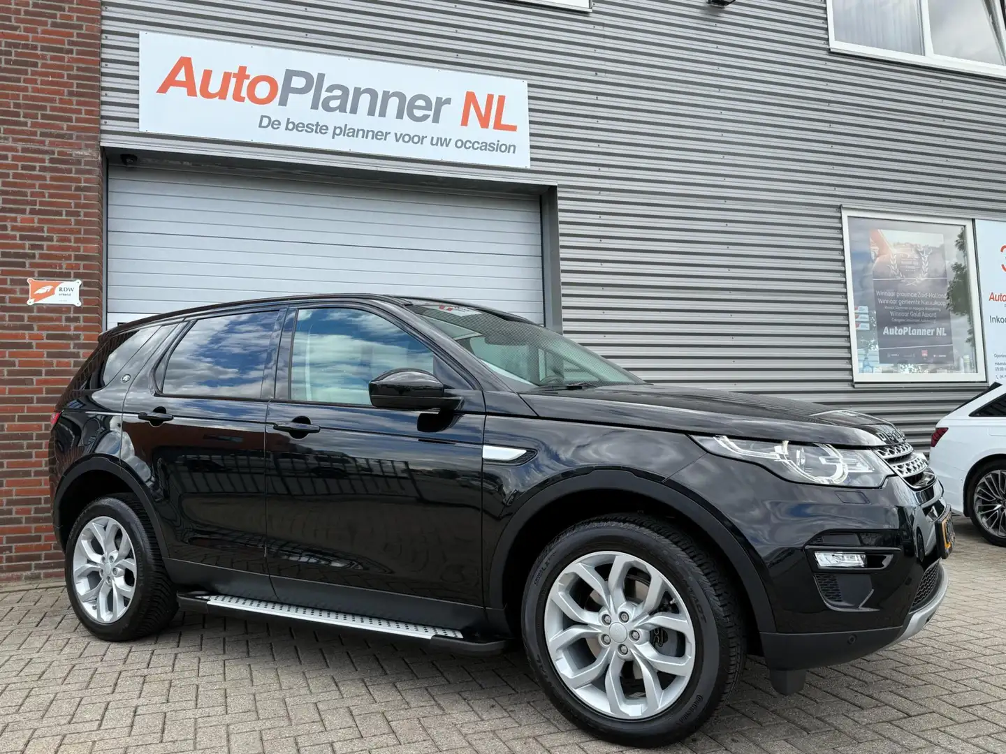 Land Rover Discovery Sport 2.0 Si4 4WD Urban SE Dynamic! Zwart - 2
