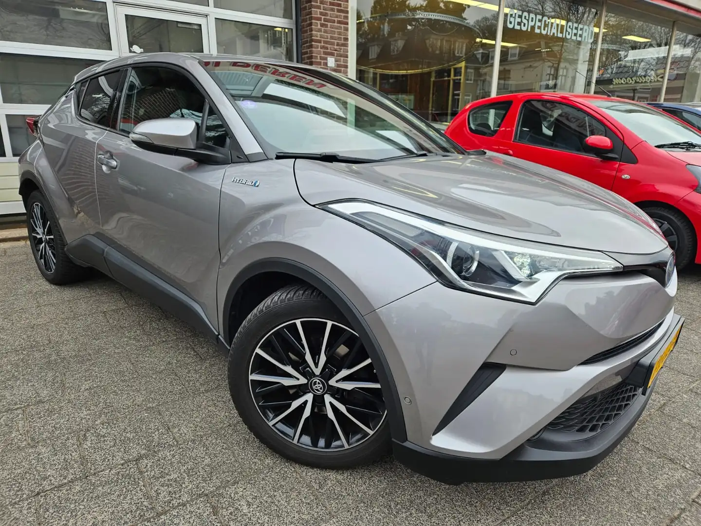 Toyota C-HR 1.8 Hybrid Executive Afneembare trekhaak Grijs - 2