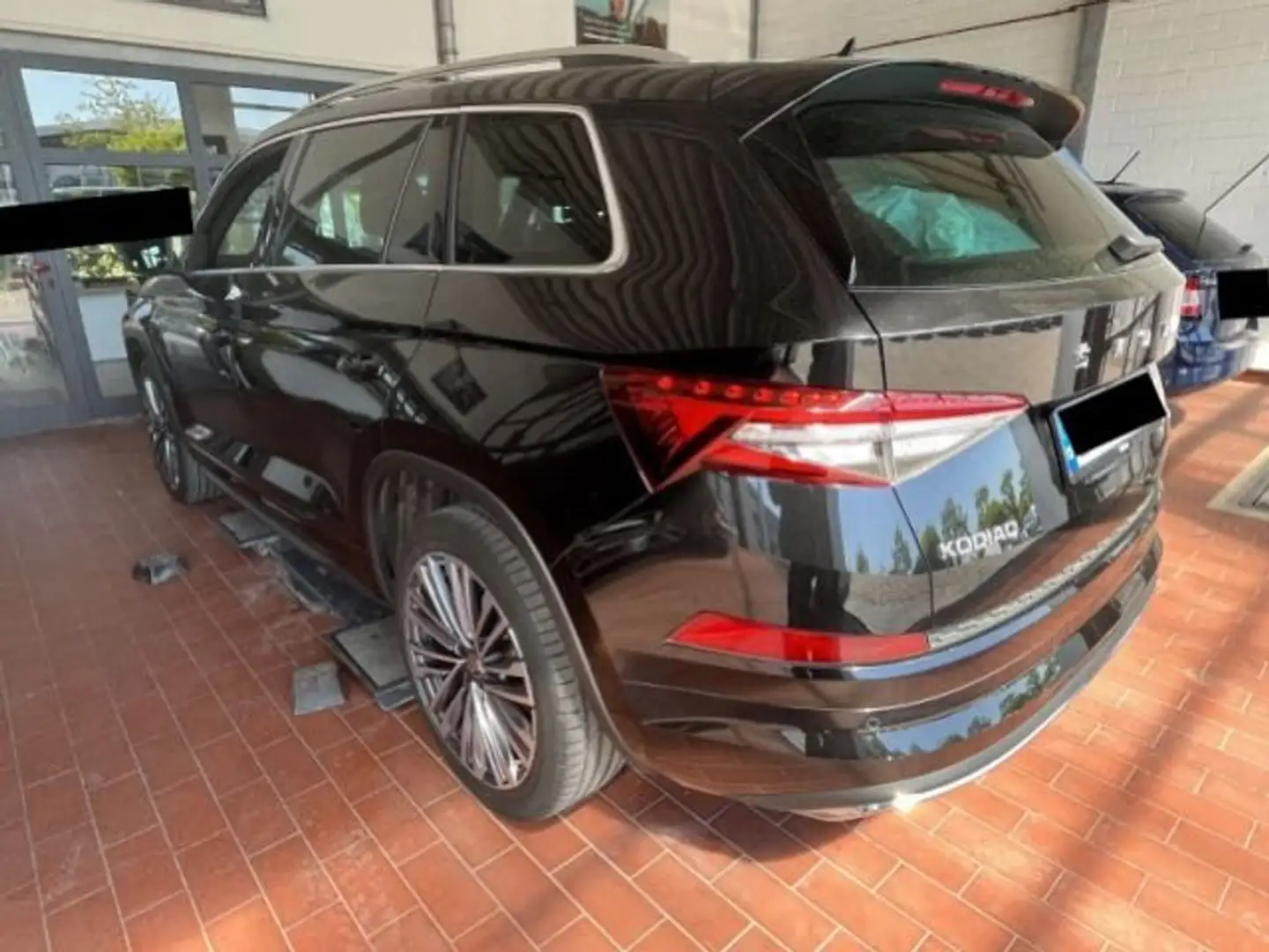 Skoda Kodiaq 2.0 TDI L&K 4x4 AHK Pano DCC Soundsystem Schwarz - 2