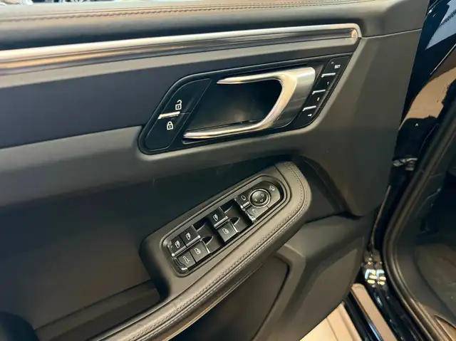 Porsche Macan view 12