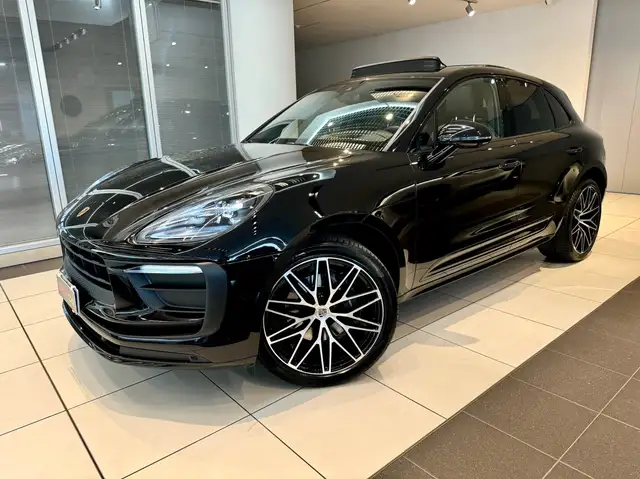 Porsche Macan view 3