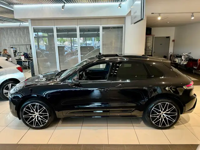 Porsche Macan view 4