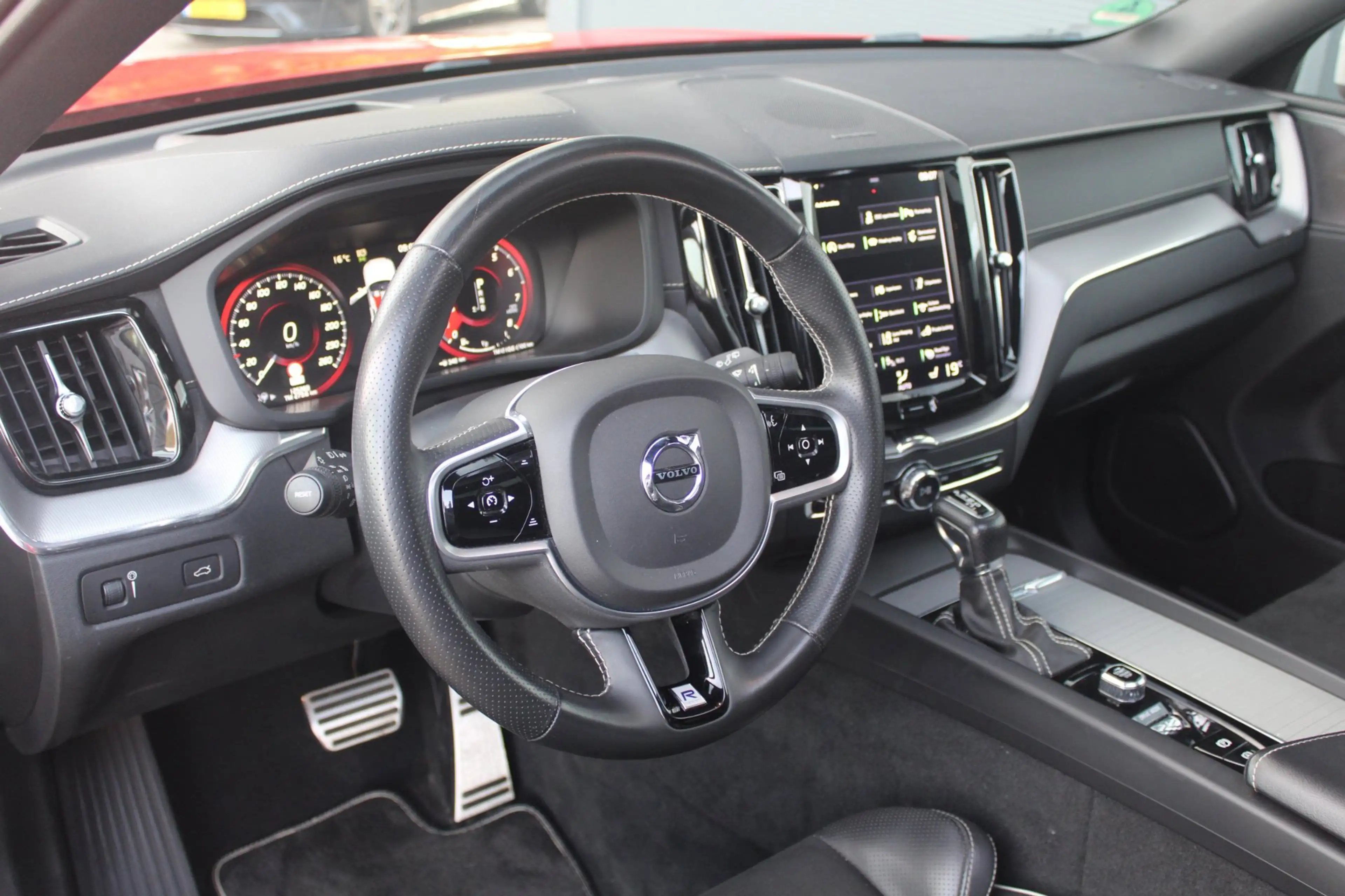Volvo XC60 2.0 T6 AWD R 310pk | Pano | HK | 360 | ACC | HUD | — photo 16