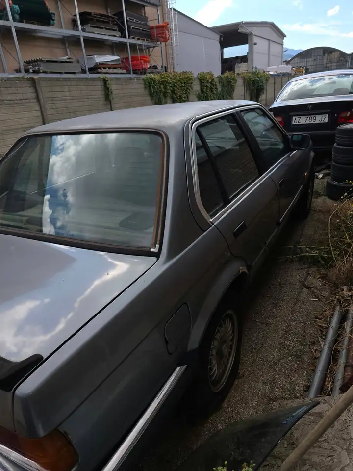 BMW 320i 4p e30, foto 2