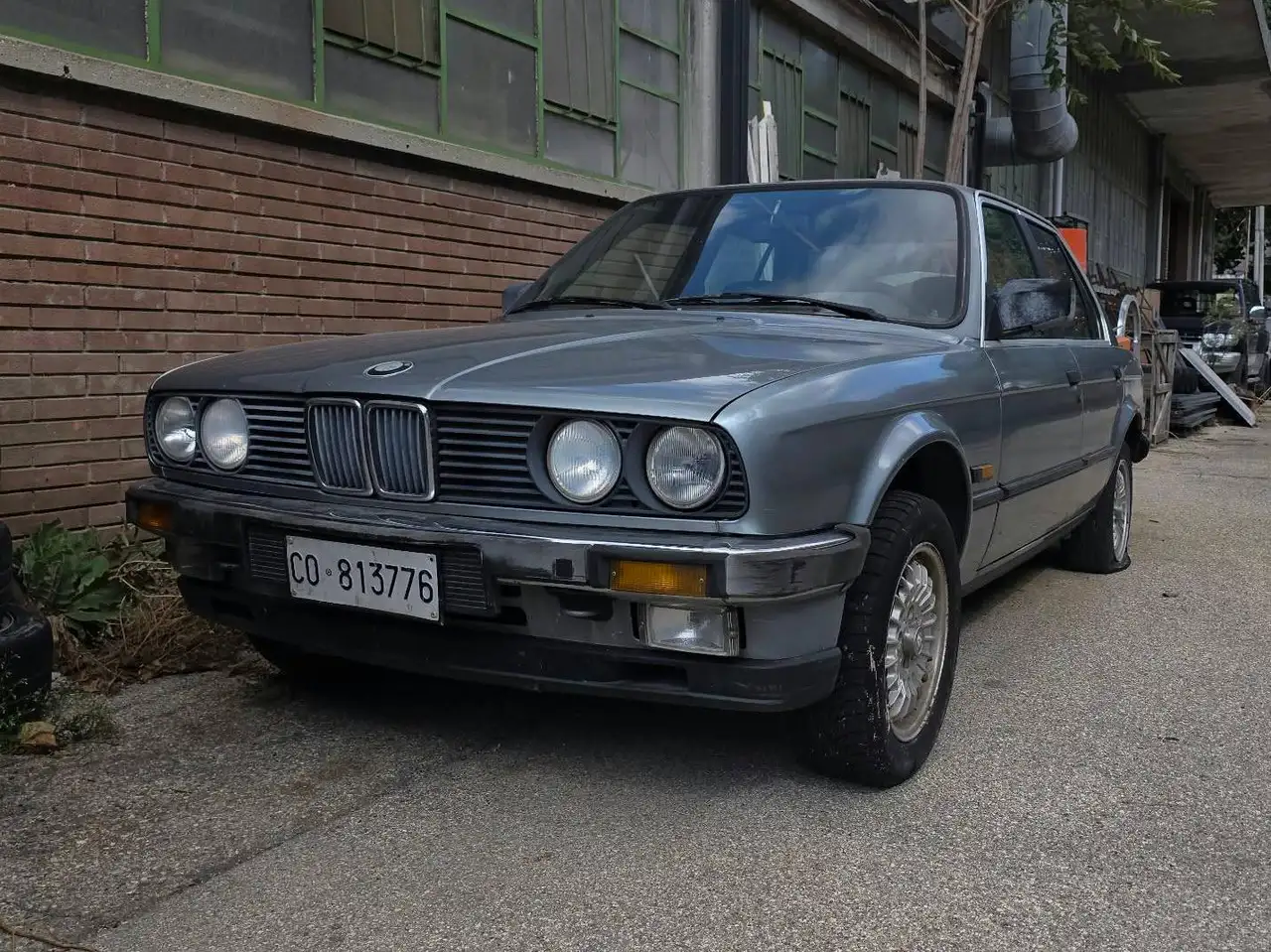 BMW 320i 4p e30, foto 1