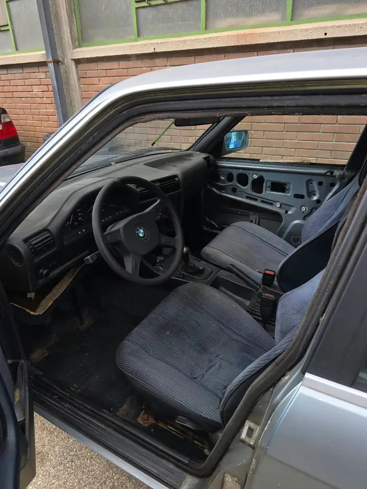 BMW 320i 4p e30, foto 4