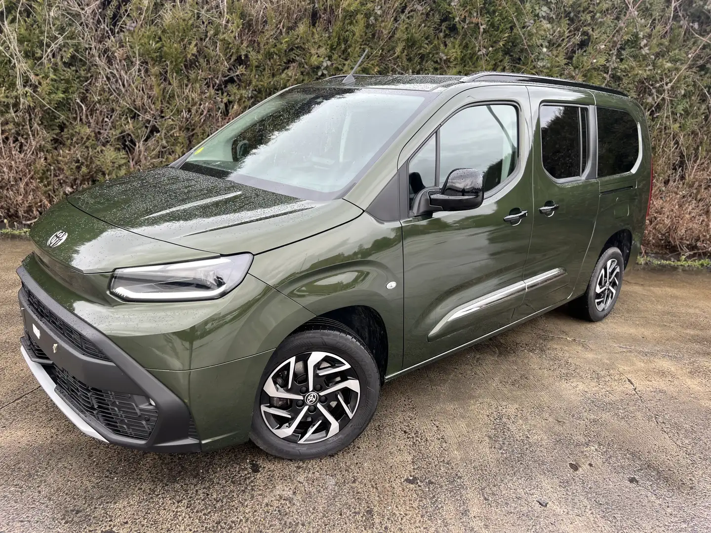 Toyota Proace City Proace City 7 places  SWB 1.5 D-4D Family PR Grün - 1