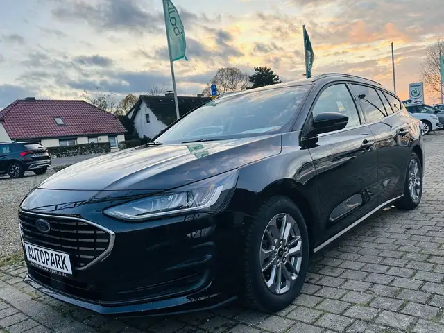 Ford Focus view 3