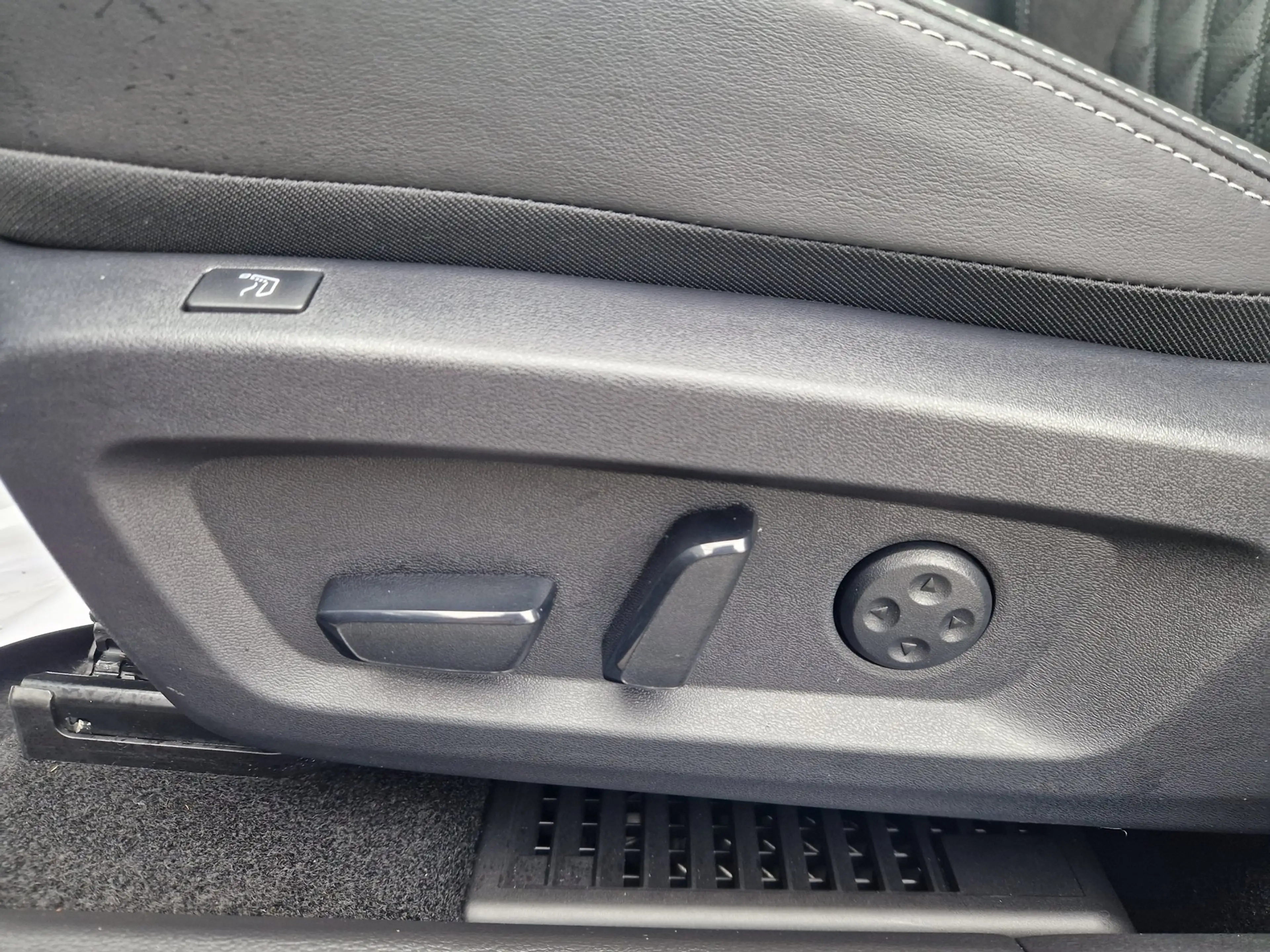 Nissan Qashqai 1.3 MHEV Xtronic Tekna Plus — photo 10