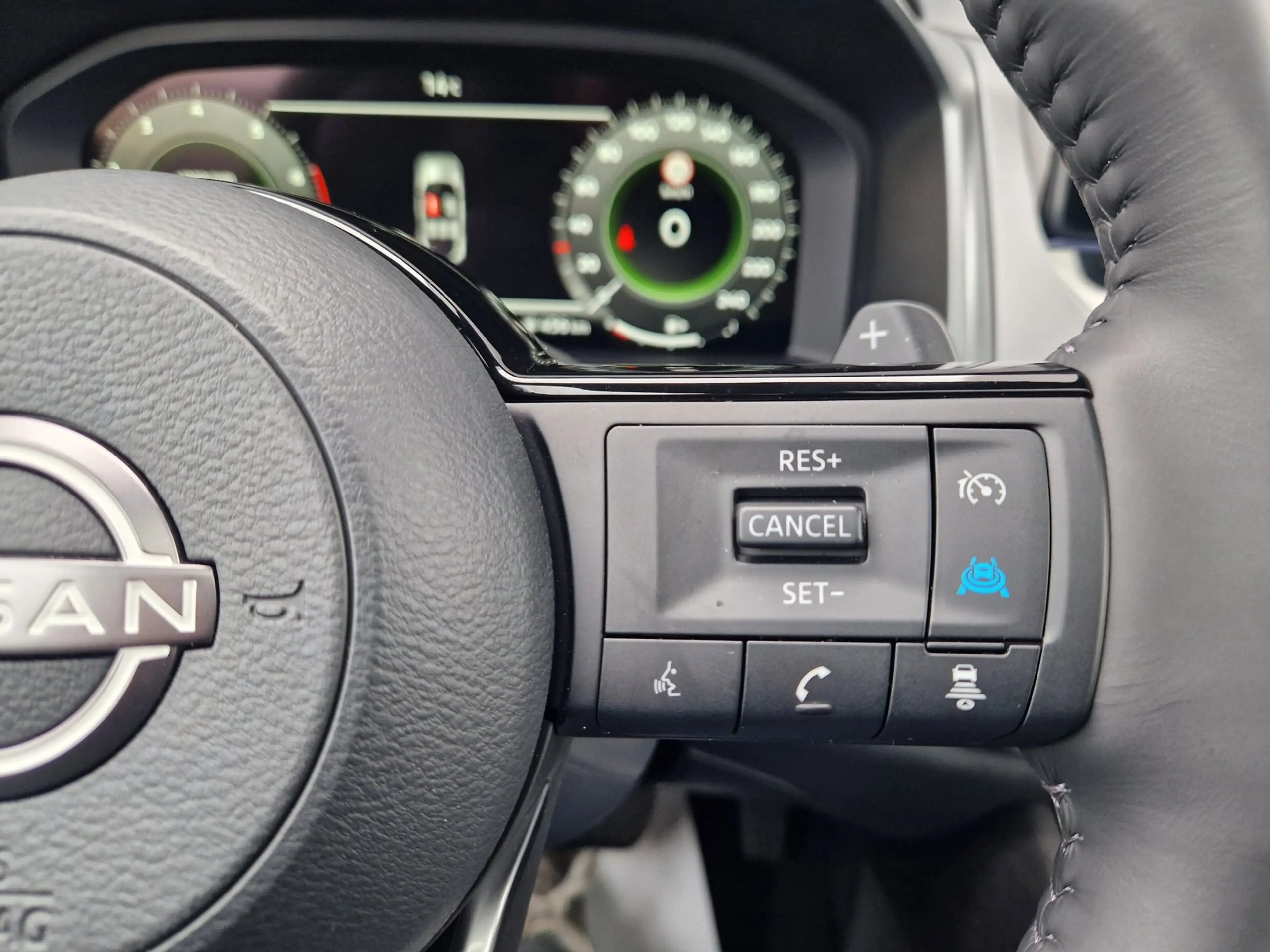 Nissan Qashqai 1.3 MHEV Xtronic Tekna Plus — photo 22
