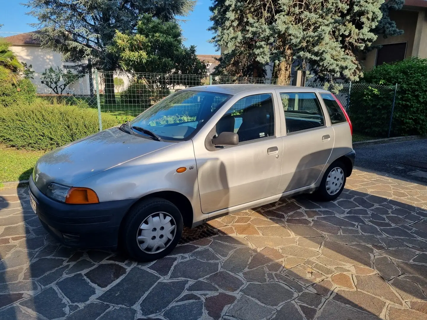 Fiat Punto 5p 1.2 Star 60cv Silber - 1